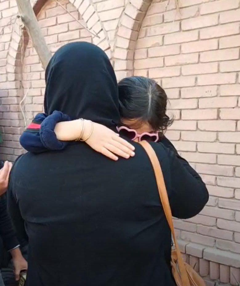 تعاطف الجمهور مع صغيرة حلمي بكر... ظهرت مع شقيقها لتلقي نظرة الوداع على والدها